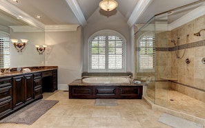 Combined shower/tub, jetted tub, towels