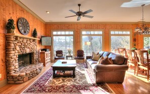 Fernseher, Kamin, Videospielkonsole, DVD-Player