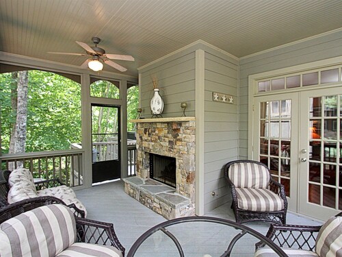 Tippy Canoe Lodge - Relax by the fireplace, play games + more!