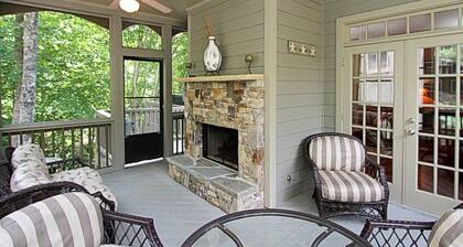 Tippy Canoe Lodge - Relax by the fireplace, play games + more!