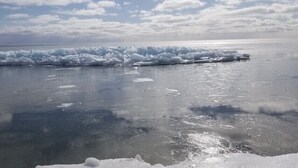 Un lac gelé parsemé d’icebergs.