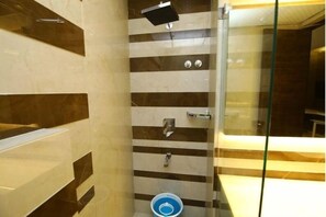 Kamar Double Eksekutif | Kamar mandi | Shower dan handuk