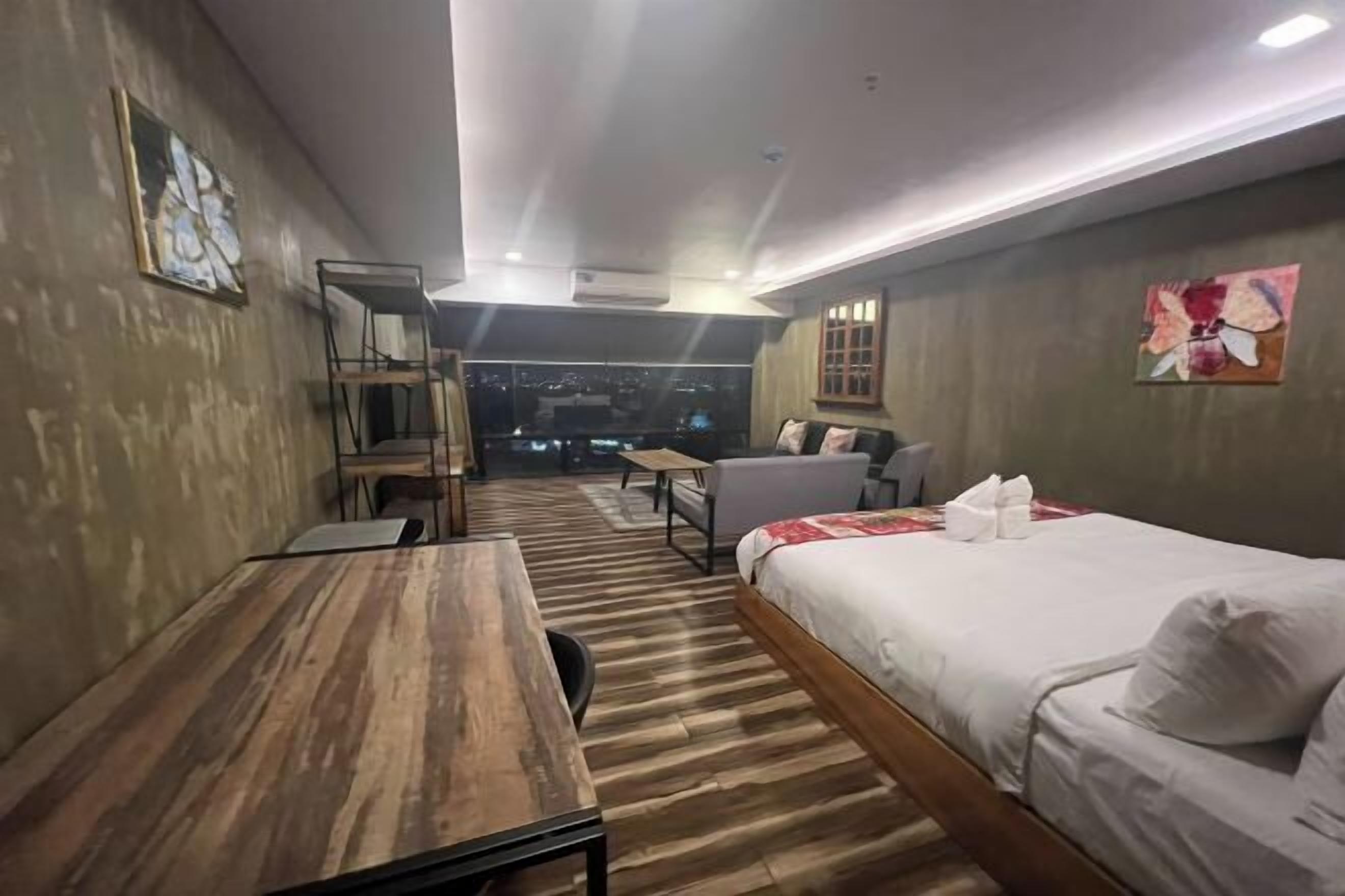 Minibar, skrivbord, gratis wi-fi och sängkläder