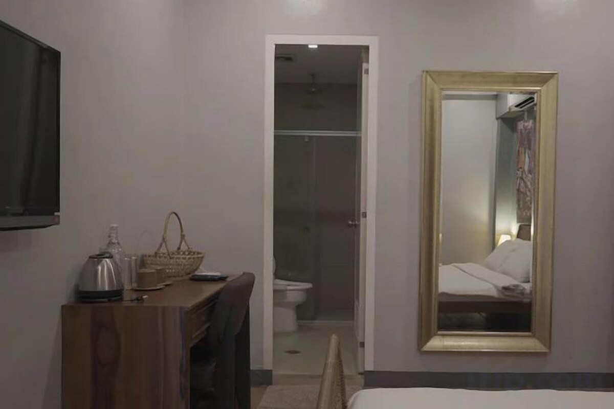 Minibar, desk, free WiFi, bed sheets