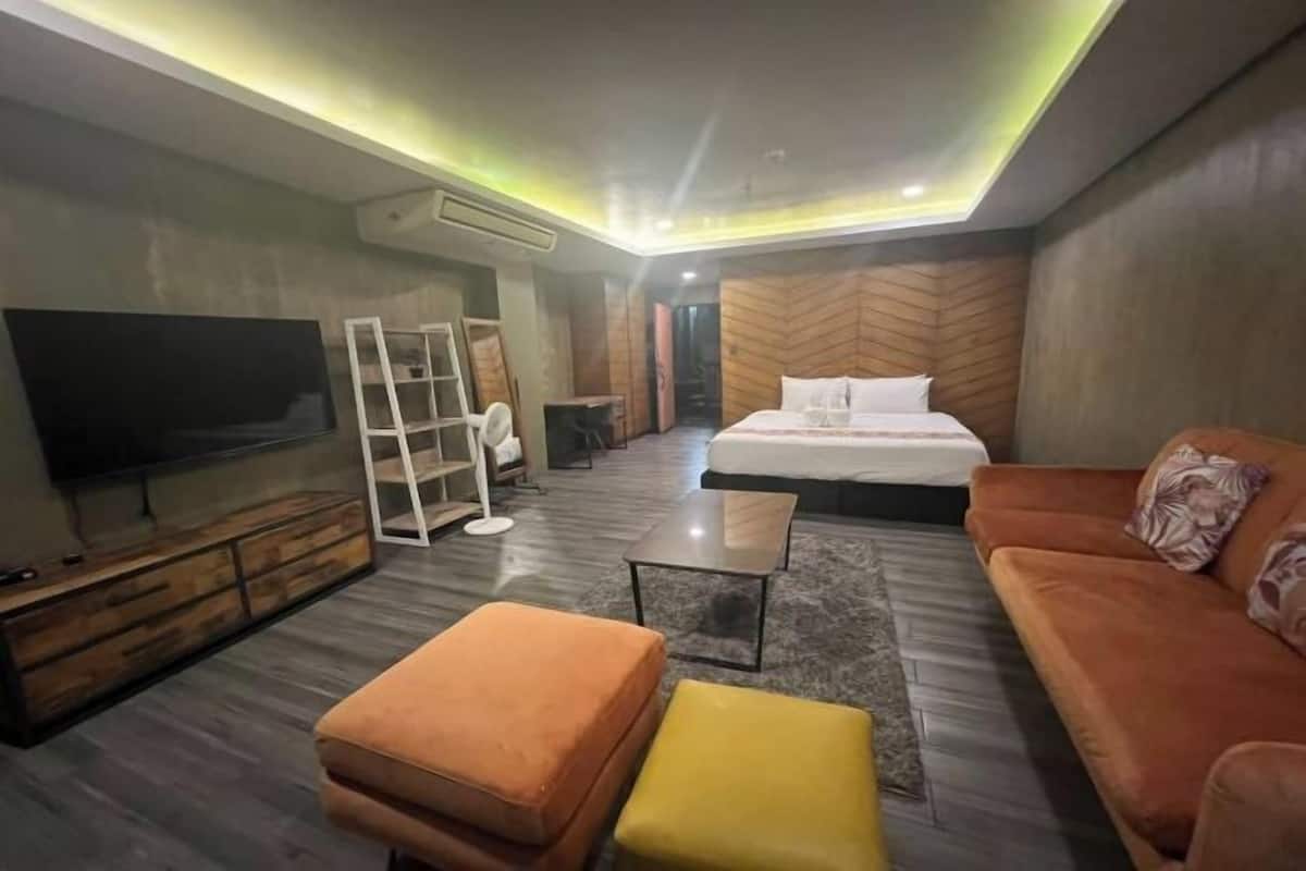 Minibar, desk, free WiFi, bed sheets