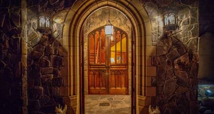 The Castle At Valle Crucis: Live Like A King! Over 10K sq ft, View, hot tub, pool table, and more!