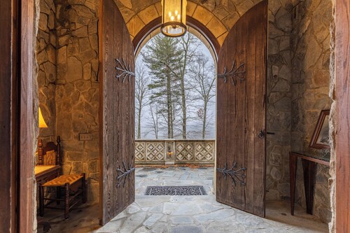 The Castle At Valle Crucis: Live Like A King! Over 10K sq ft, View, hot tub, pool table, and more!