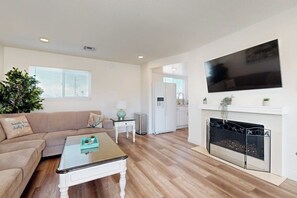 Living area - Two dog-friendly homes in one with central AC & free WiFi - snowbirds welcome (Newport Beach)