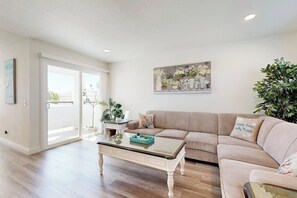 Living area - Two dog-friendly homes in one with central AC & free WiFi - snowbirds welcome (Newport Beach)
