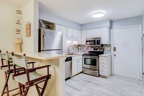 Fridge, microwave, oven, stovetop - Coastal Condo with Pool, Hot Tub, Tennis, Fast WiFi, AC, & W/D - Near the Beach (Hilton Head)