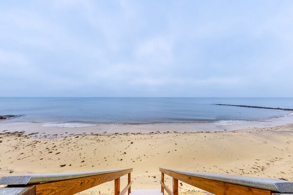 Beach nearby - Quaint condo near private beach access with fireplace - close to dining (Dennis Port)
