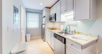 Quaint condo near private beach access with fireplace - close to dining