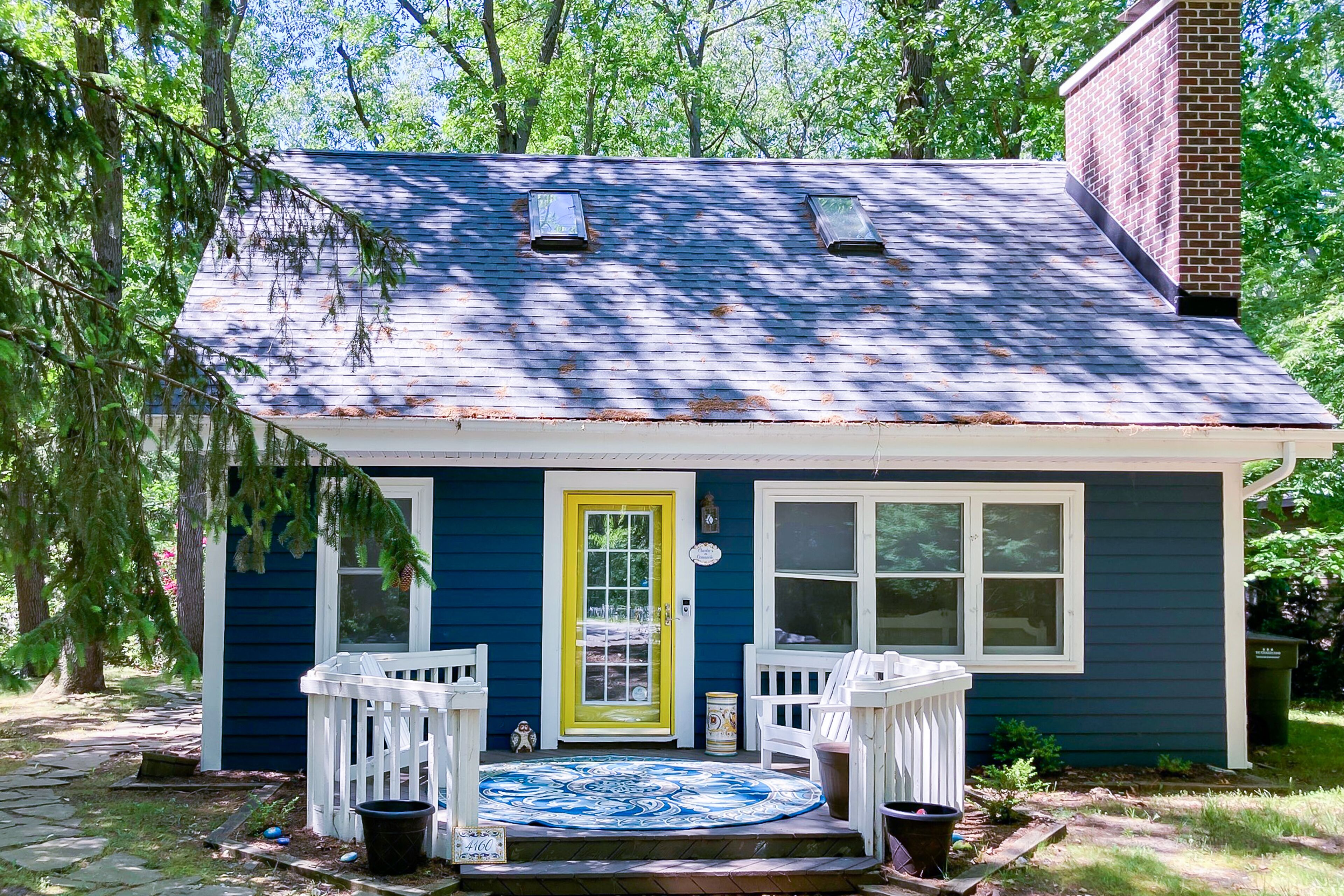 Bright cottage near beach with fast WiFi, washer/dryer, central AC & firepit
