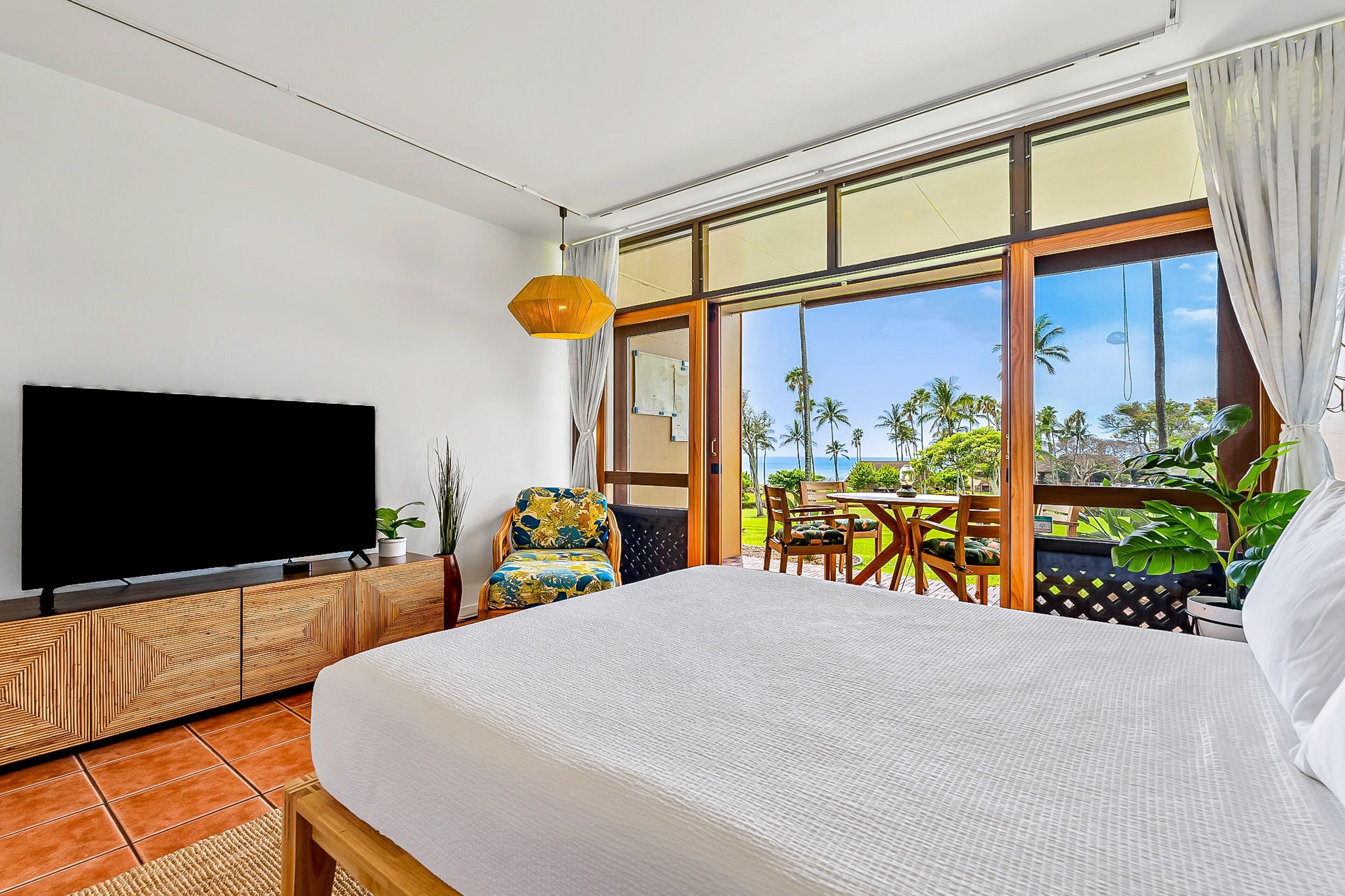 Ground-Floor Studio w/Ocean Views, Lanai, Shared Outdoor Pool, Gas Grill, WiFi