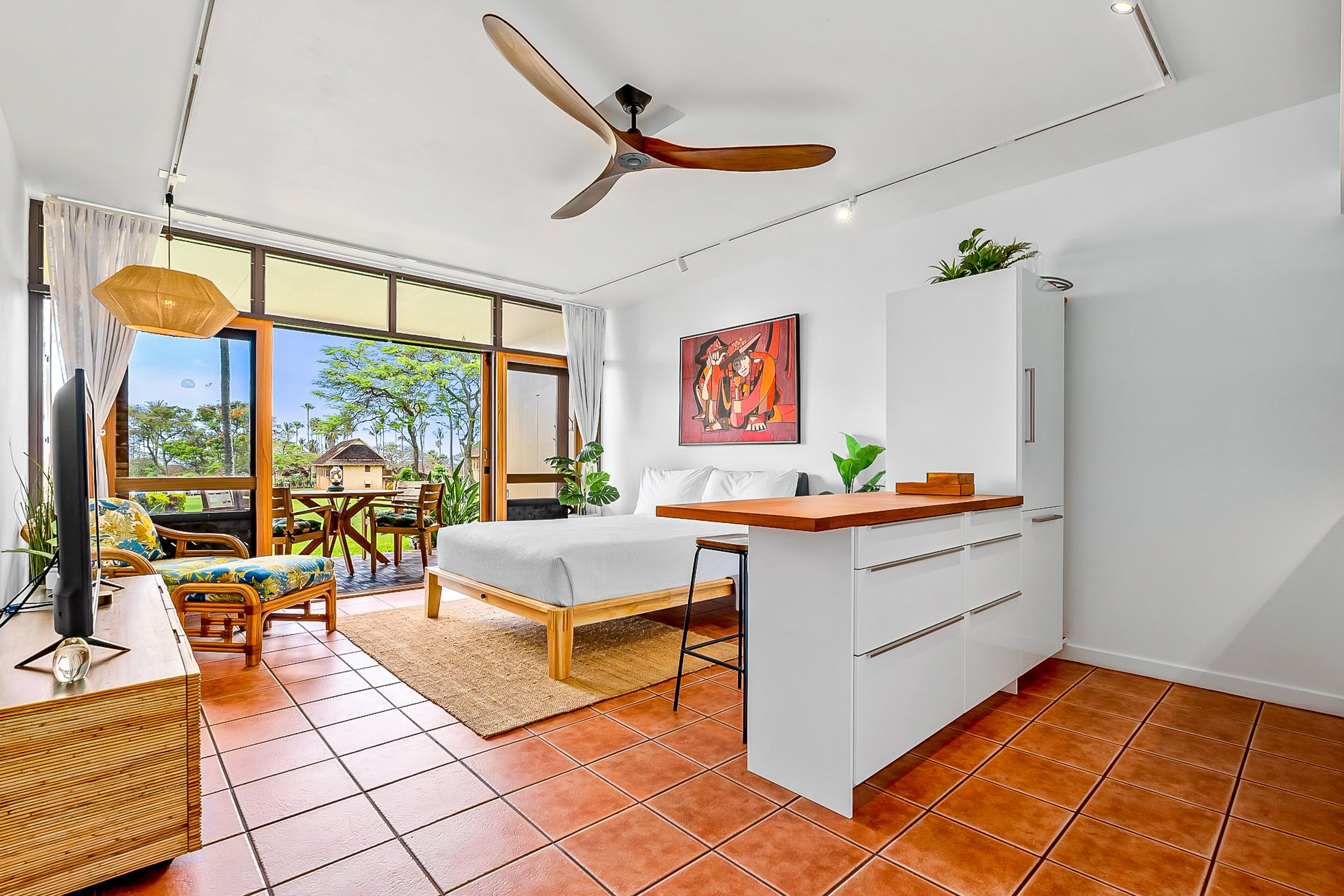 Ground-Floor Studio w/Ocean Views, Lanai, Shared Outdoor Pool, Gas Grill, WiFi