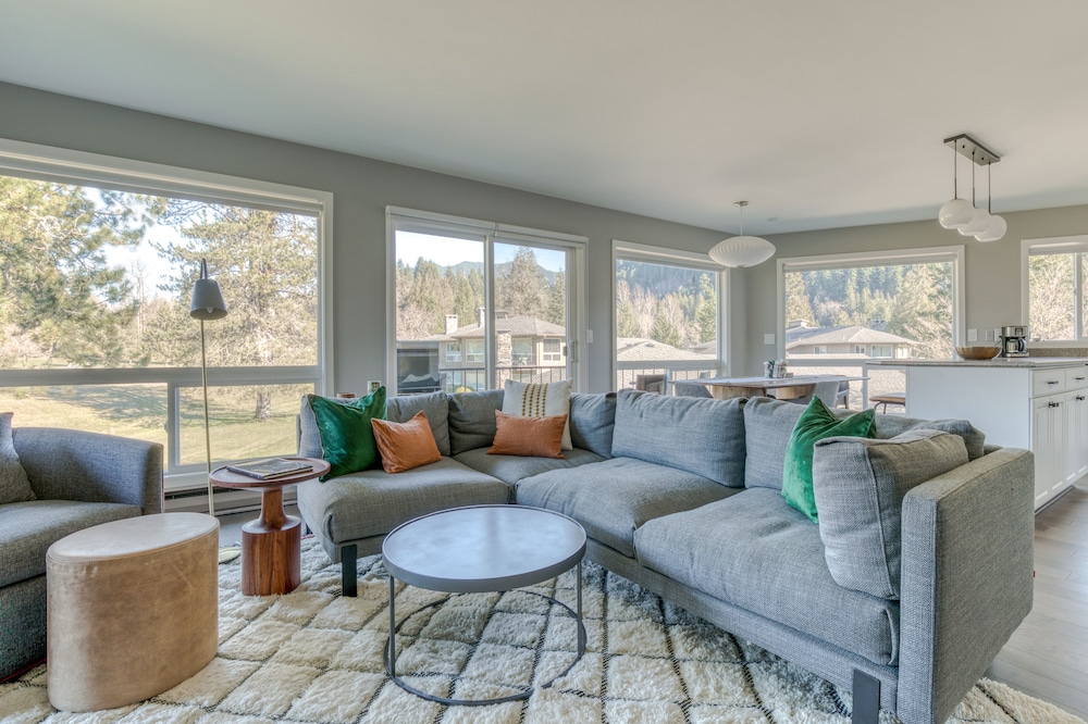 Mountain-view condo on the golf course with WiFi, private W/D & gas grill