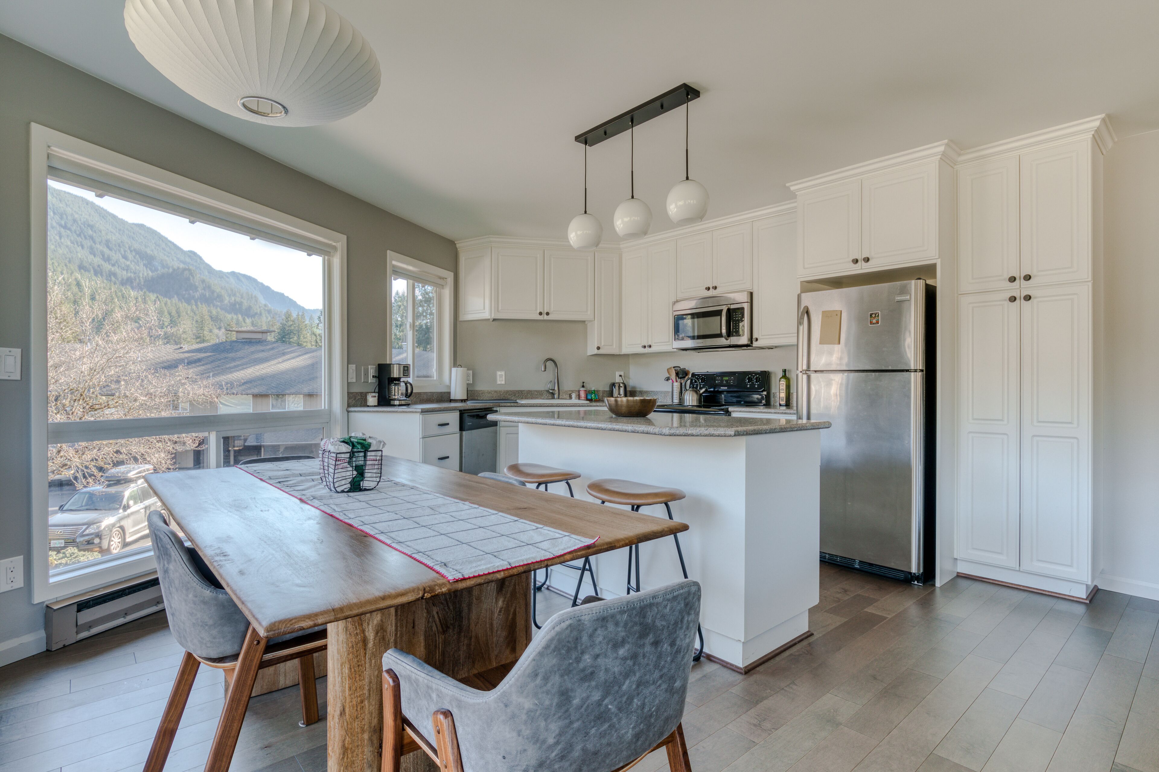 Mountain-view condo on the golf course with WiFi, private W/D & gas grill