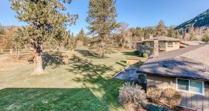 Mountain-view condo on the golf course with WiFi, private W/D & gas grill