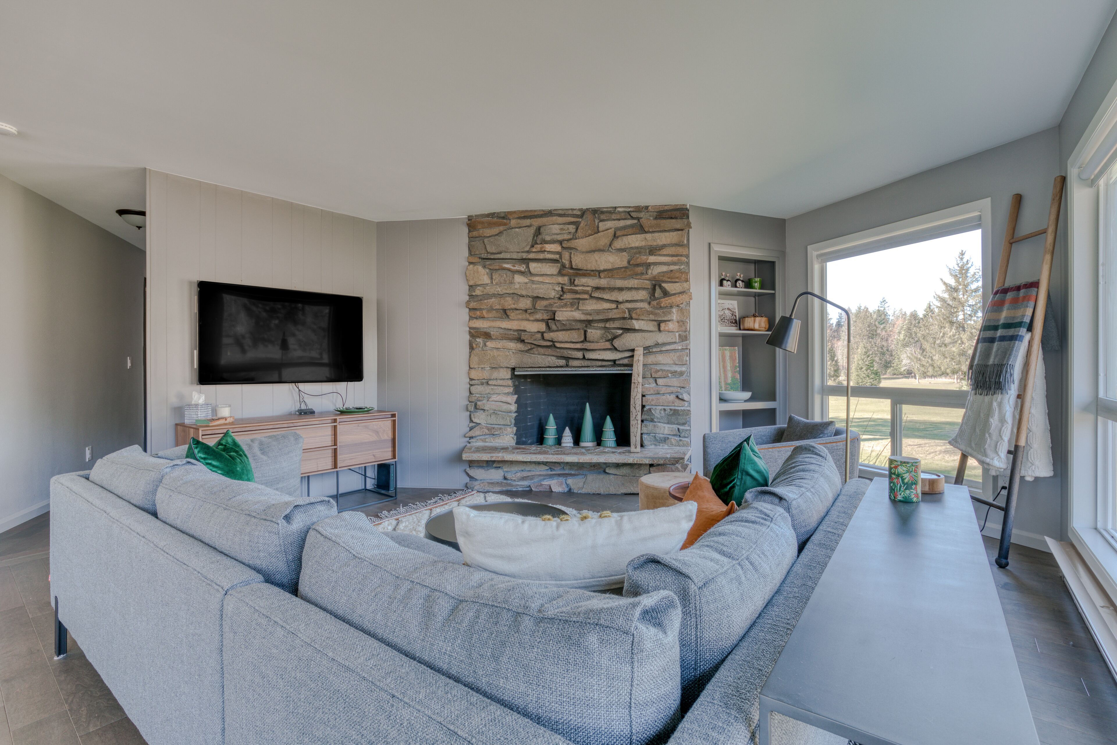 Mountain-view condo on the golf course with WiFi, private W/D & gas grill