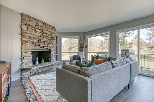 Mountain-view condo on the golf course with WiFi, private W/D & gas grill