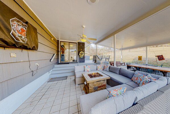 Terrace/patio - Sunlit Mountain-View Home w/ Fireplace, WiFi, Alfresco Living & Dining & W/D (Asheville)