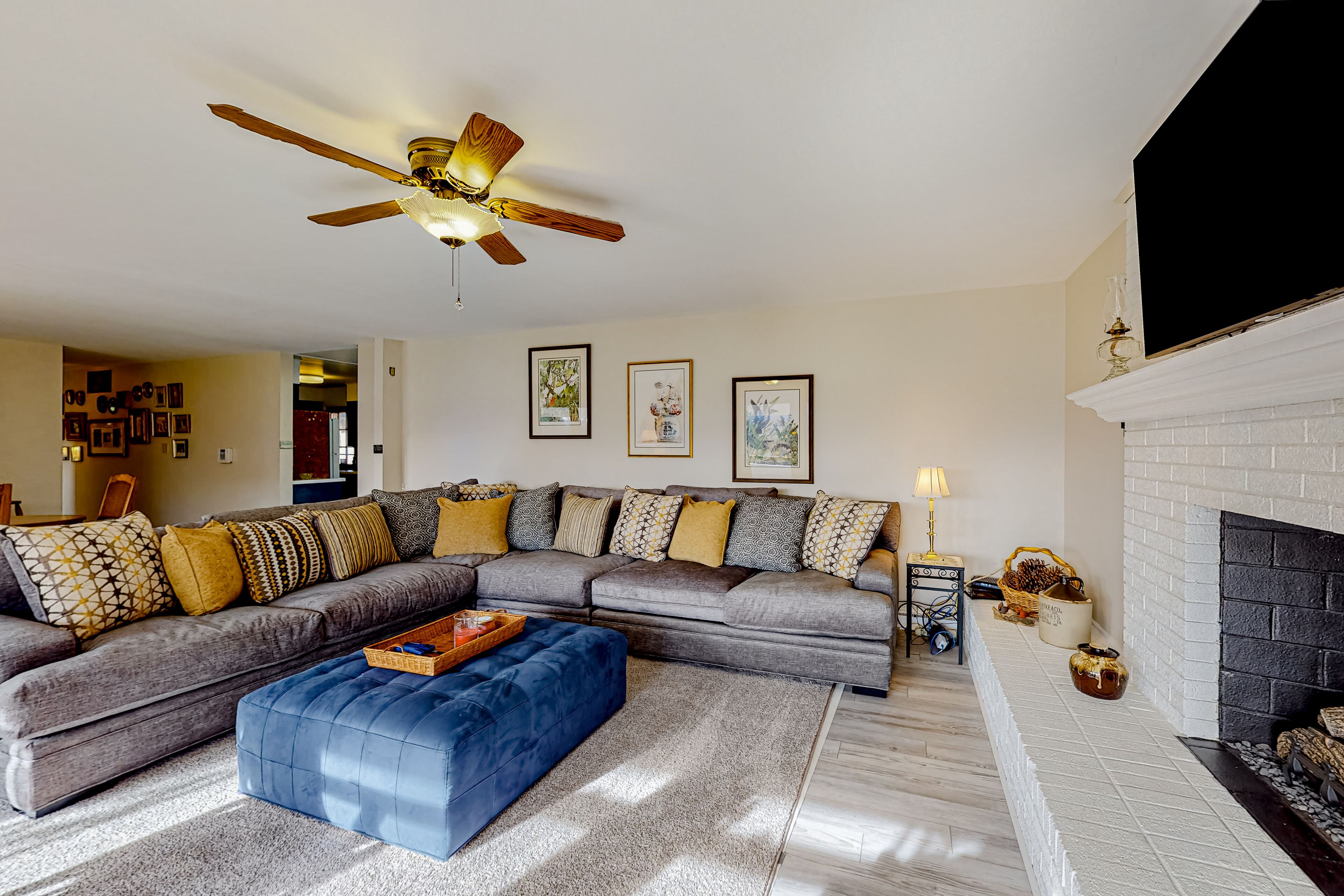 Sunlit Mountain-View Home w/ Fireplace, WiFi, Alfresco Living & Dining & W/D