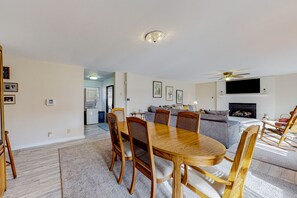 Dining - Sunlit Mountain-View Home w/ Fireplace, WiFi, Alfresco Living & Dining & W/D (Asheville)