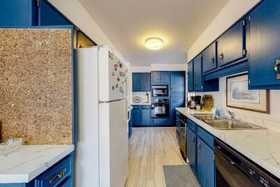Sunlit Mountain-View Home w/ Fireplace, WiFi, Alfresco Living & Dining & W/D