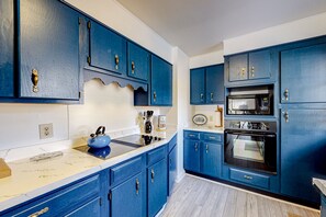 Fridge, microwave, oven, stovetop - Sunlit Mountain-View Home w/ Fireplace, WiFi, Alfresco Living & Dining & W/D (Asheville)