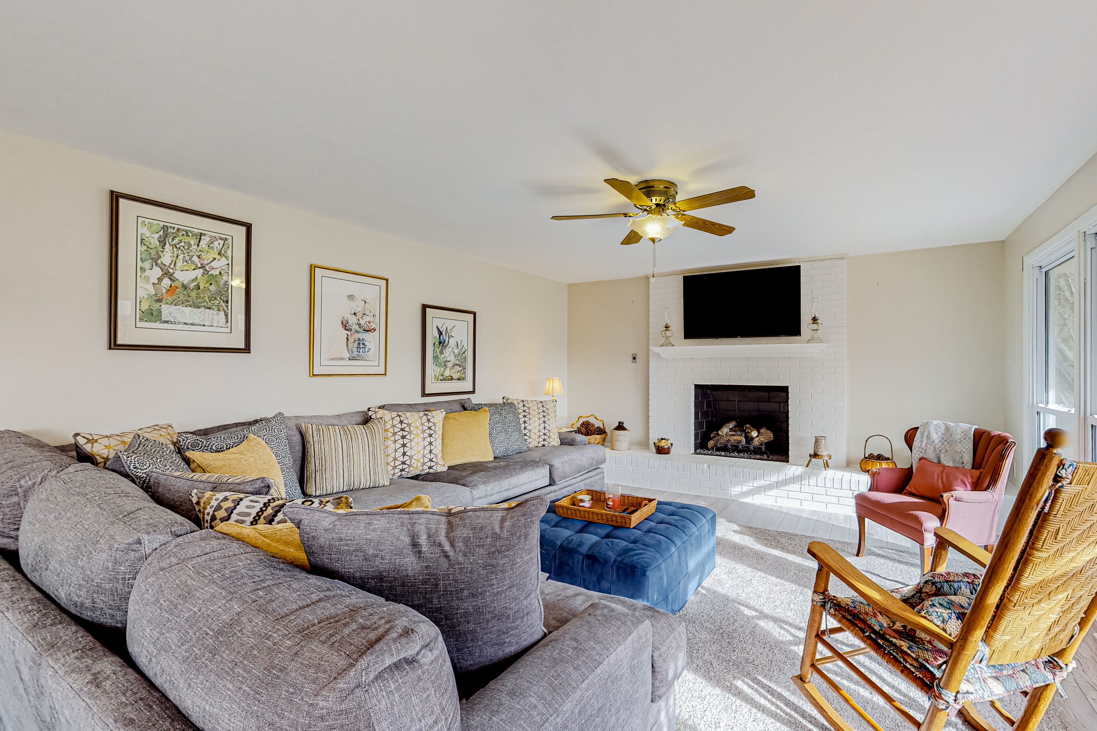 Sunlit Mountain-View Home w/ Fireplace, WiFi, Alfresco Living & Dining & W/D