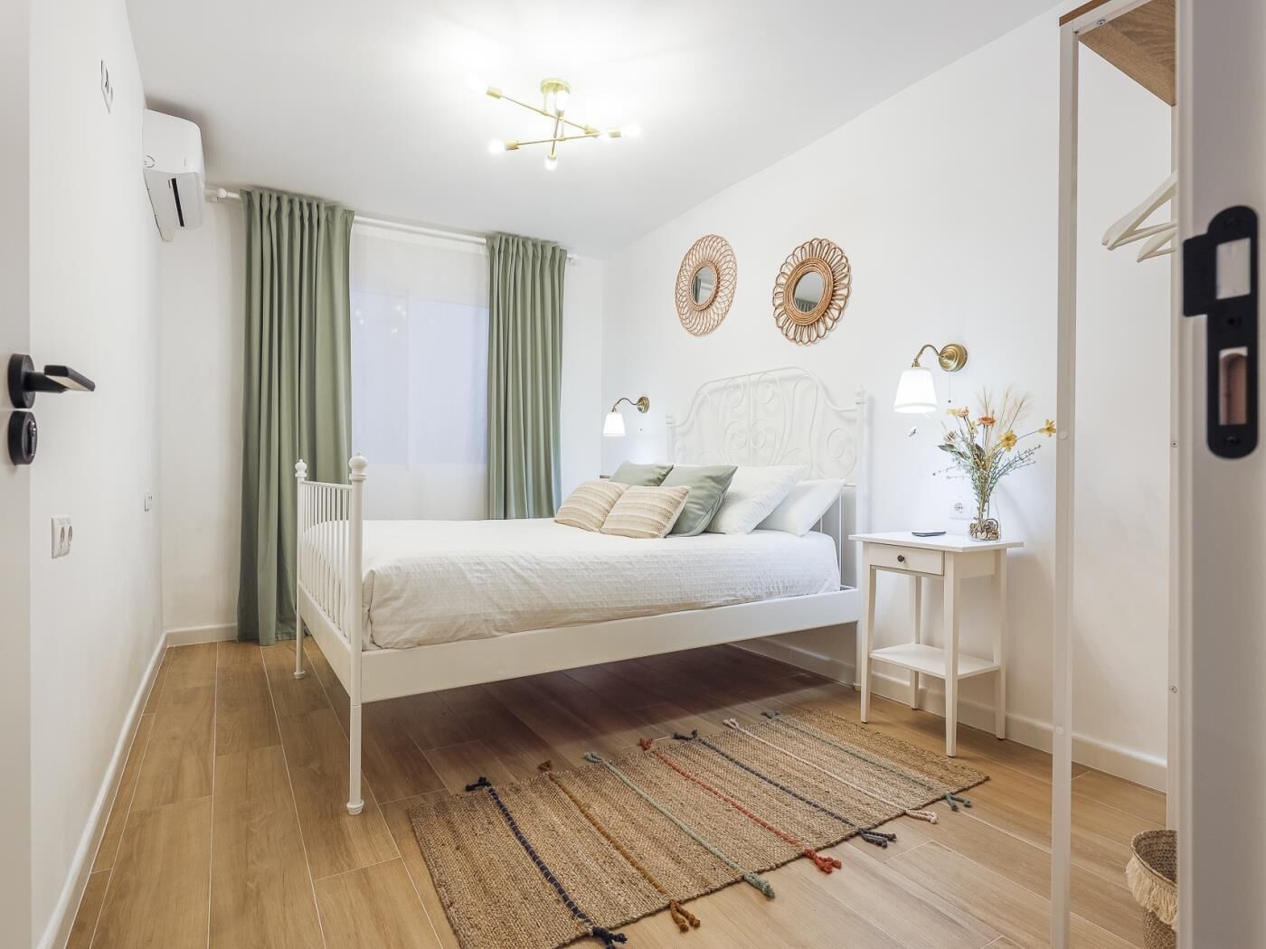 3 habitaciones, tabla de planchar con plancha, internet y ropa de cama 