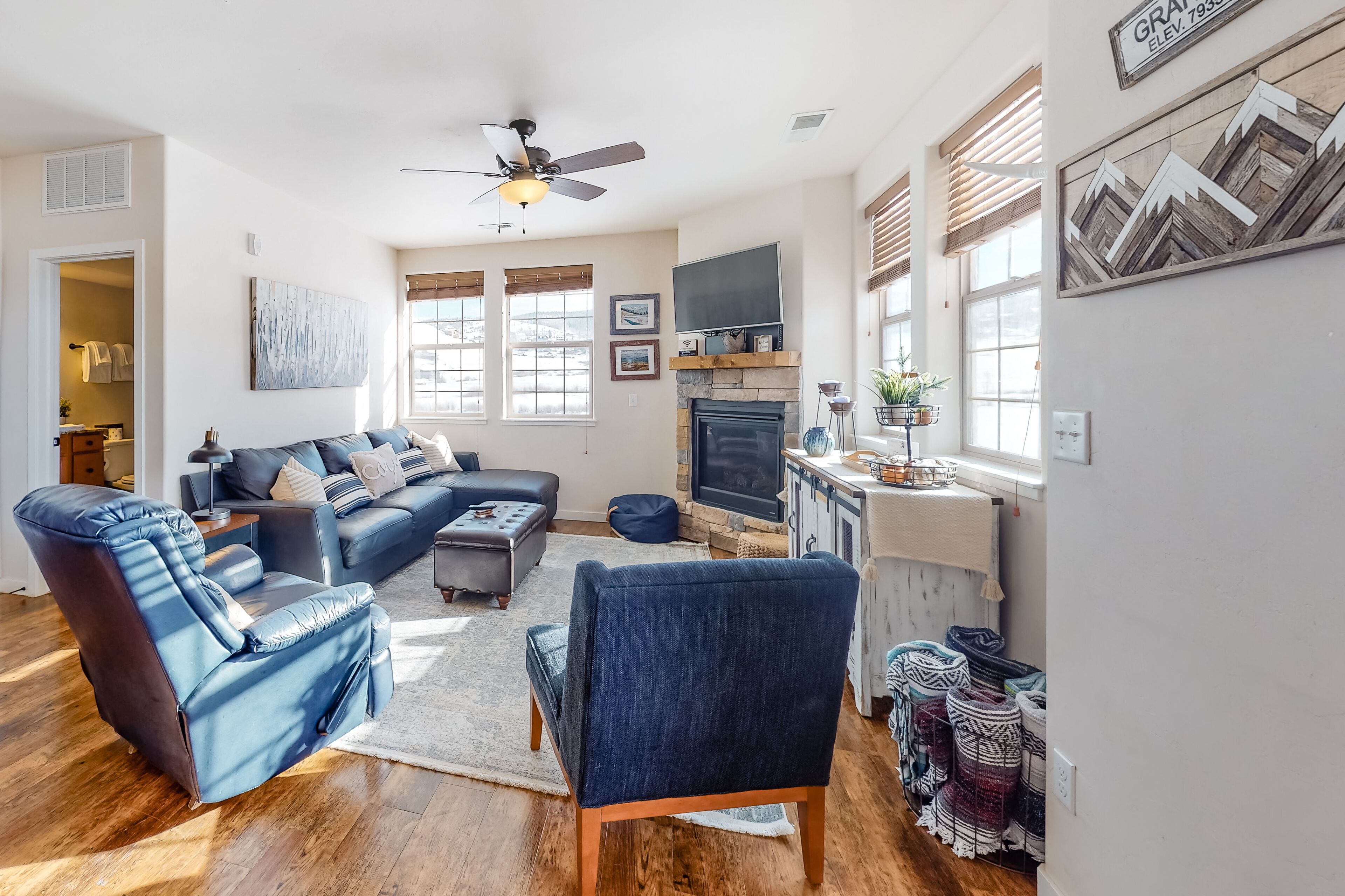 Dog-friendly mountain view condo with fireplace, WiFi, washer/dryer and hot tub