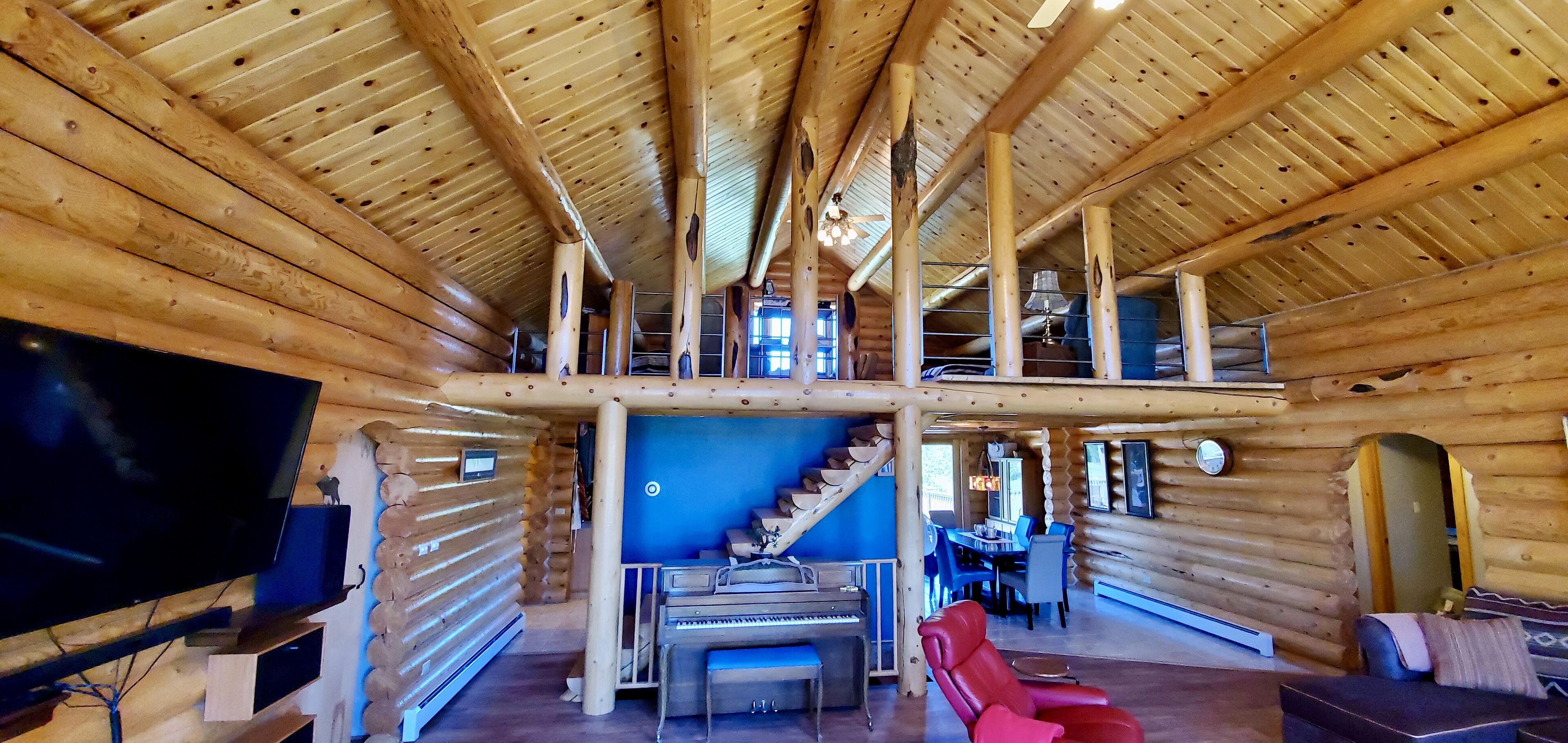 Golfcourse Getaway - Spacious and Relaxing Log Home