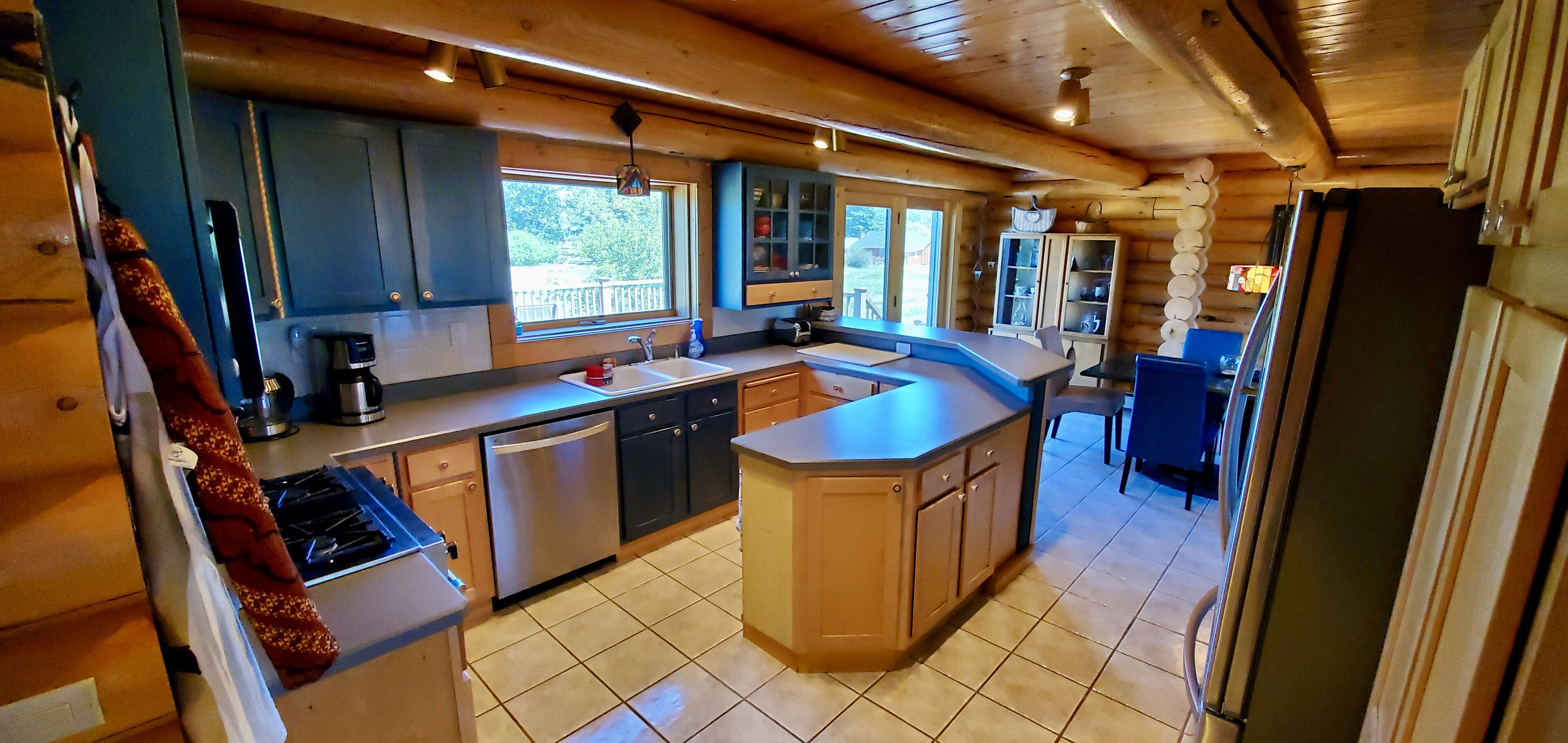 Golfcourse Getaway - Spacious and Relaxing Log Home