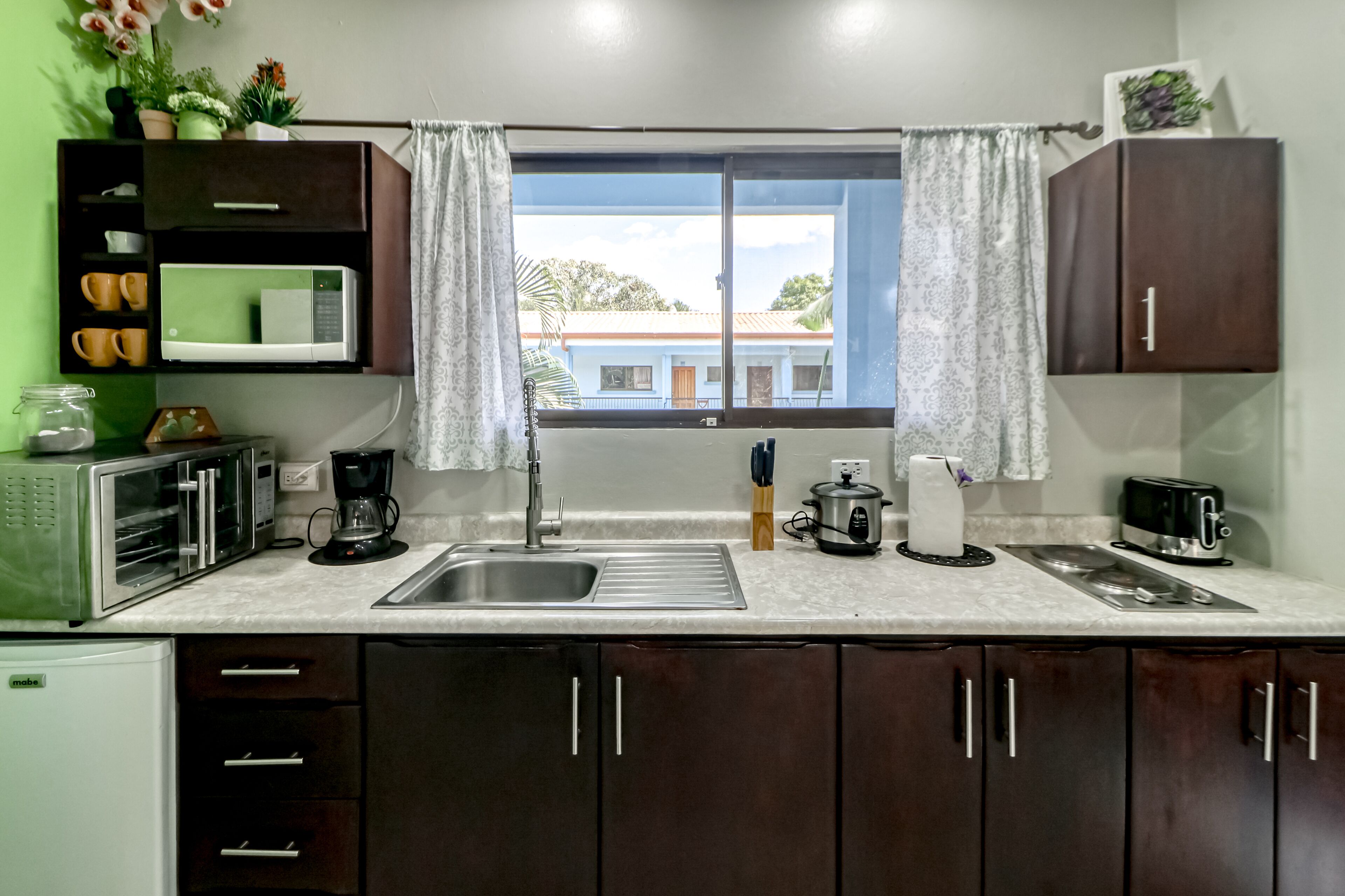 Réfrigérateur, micro-ondes, plaque de cuisson, cafetière/bouilloire