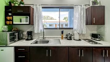 Réfrigérateur, micro-ondes, plaque de cuisson, cafetière/bouilloire