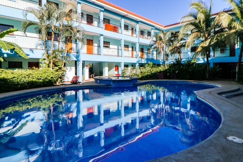 Snowbird-Friendly Studio with Shared Pool & Spa - 500 Meters to the Beach