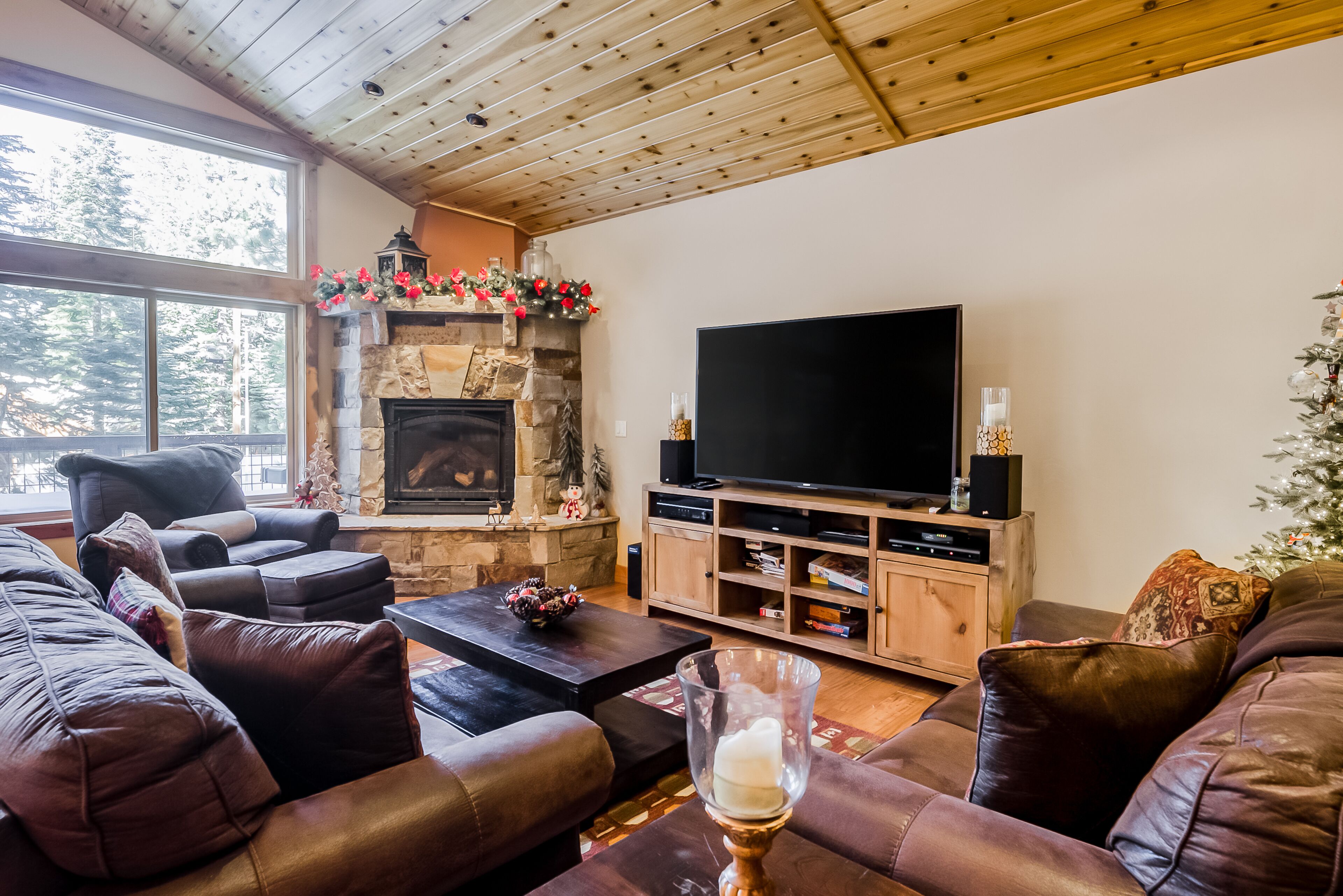 Upscale home with Tahoe Donner Passes, WiFi, fireplace, & washer/dryer