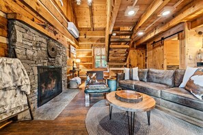 Una Smart TV, una chimenea