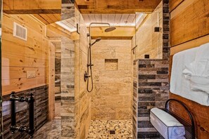 Douche, sèche-cheveux, serviettes fournies