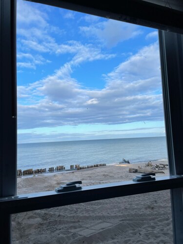 Beautiful Miami Beach resort - your view is the Lake Huron beach!