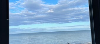 Beautiful Miami Beach resort - your view is the Lake Huron beach!
