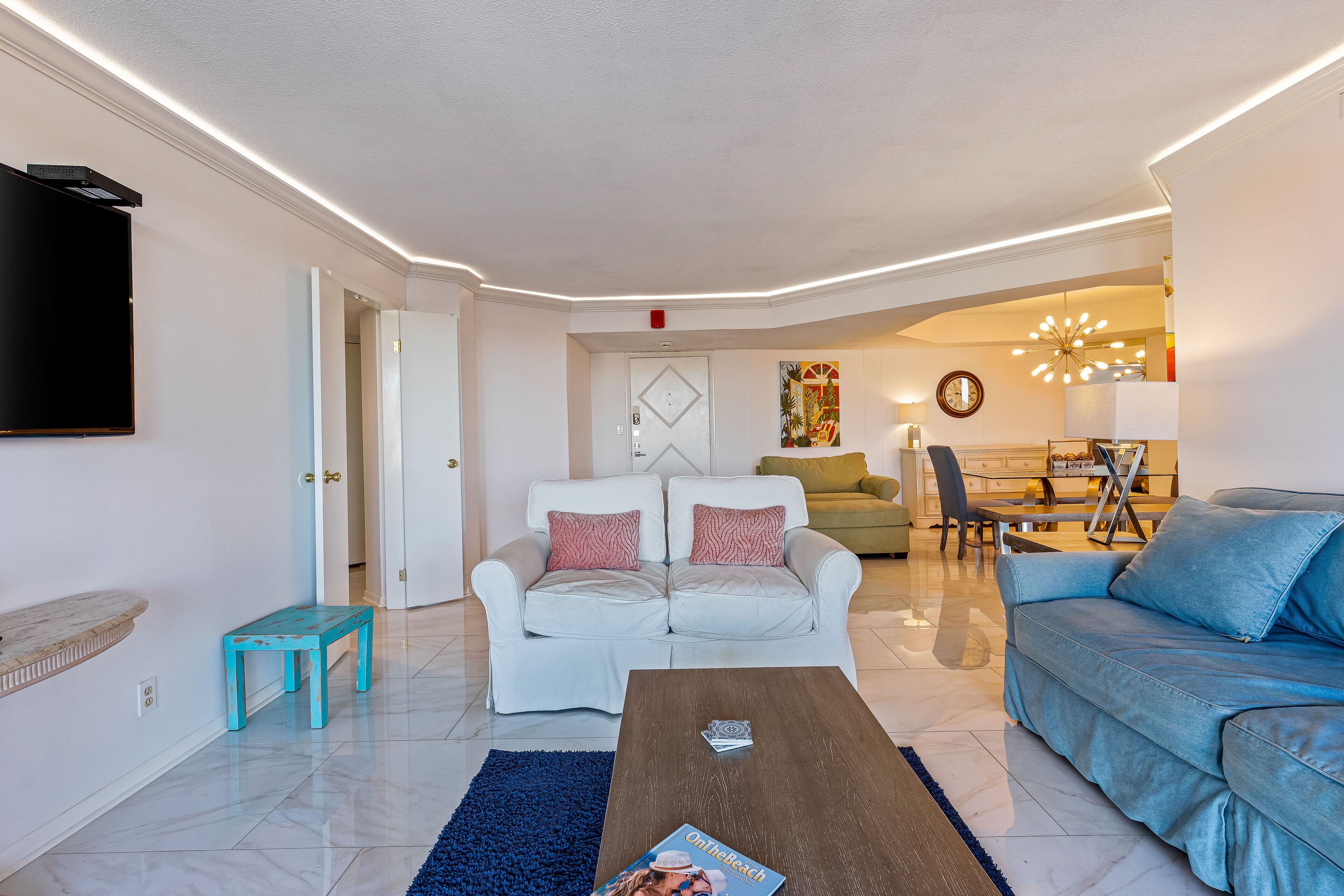 Bright Condo with WiFi, Central AC, Pool, Hot Tub & Washer/Dryer