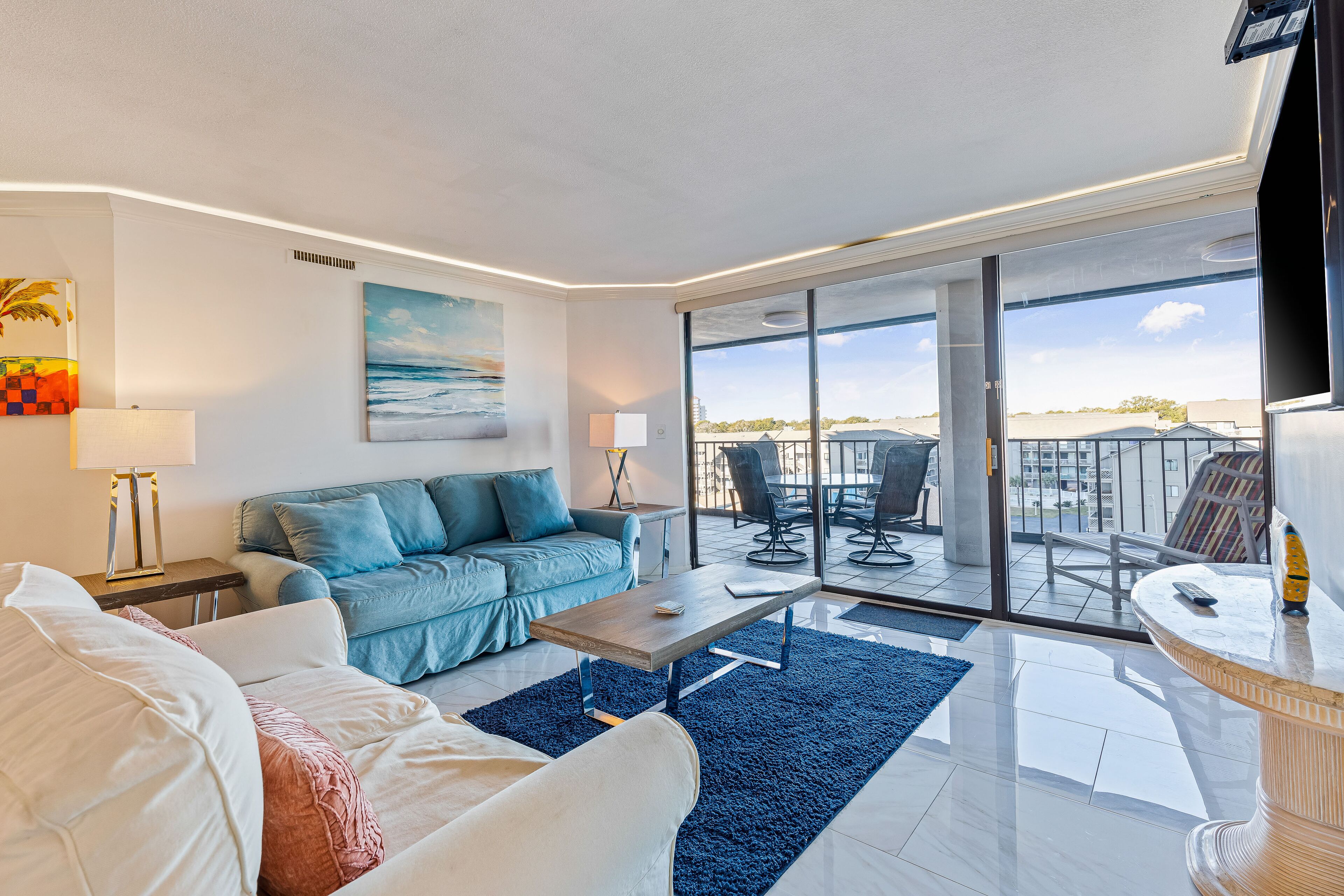 Bright Condo with WiFi, Central AC, Pool, Hot Tub & Washer/Dryer