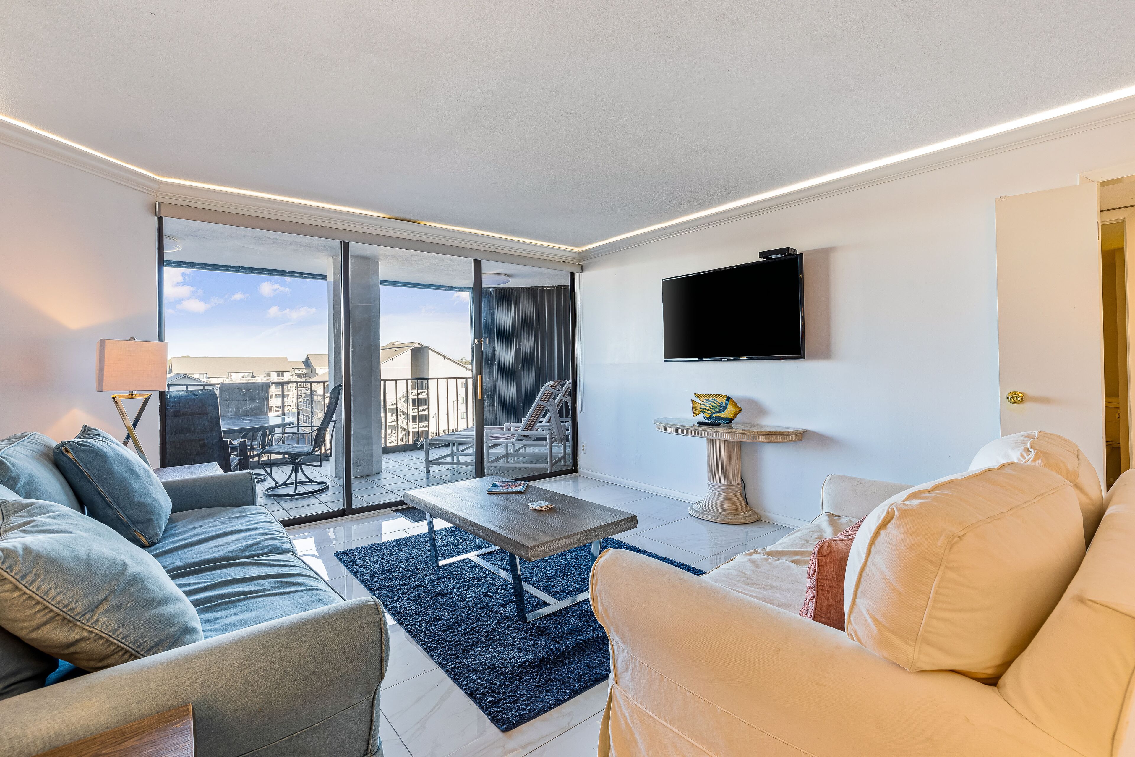 Bright Condo with WiFi, Central AC, Pool, Hot Tub & Washer/Dryer