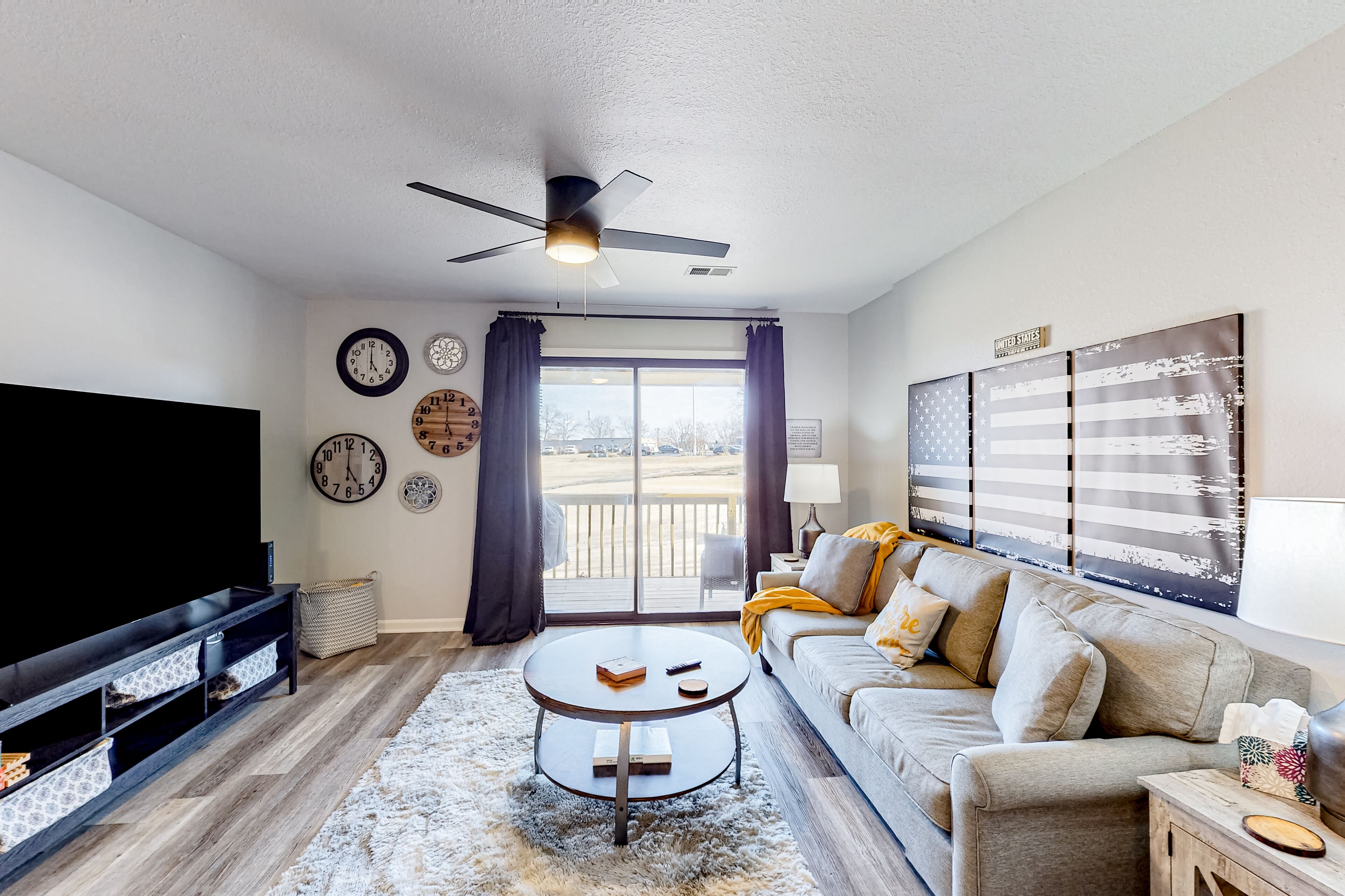 Dog-Friendly home overlooking golf course with WiFi, central AC, and balcony