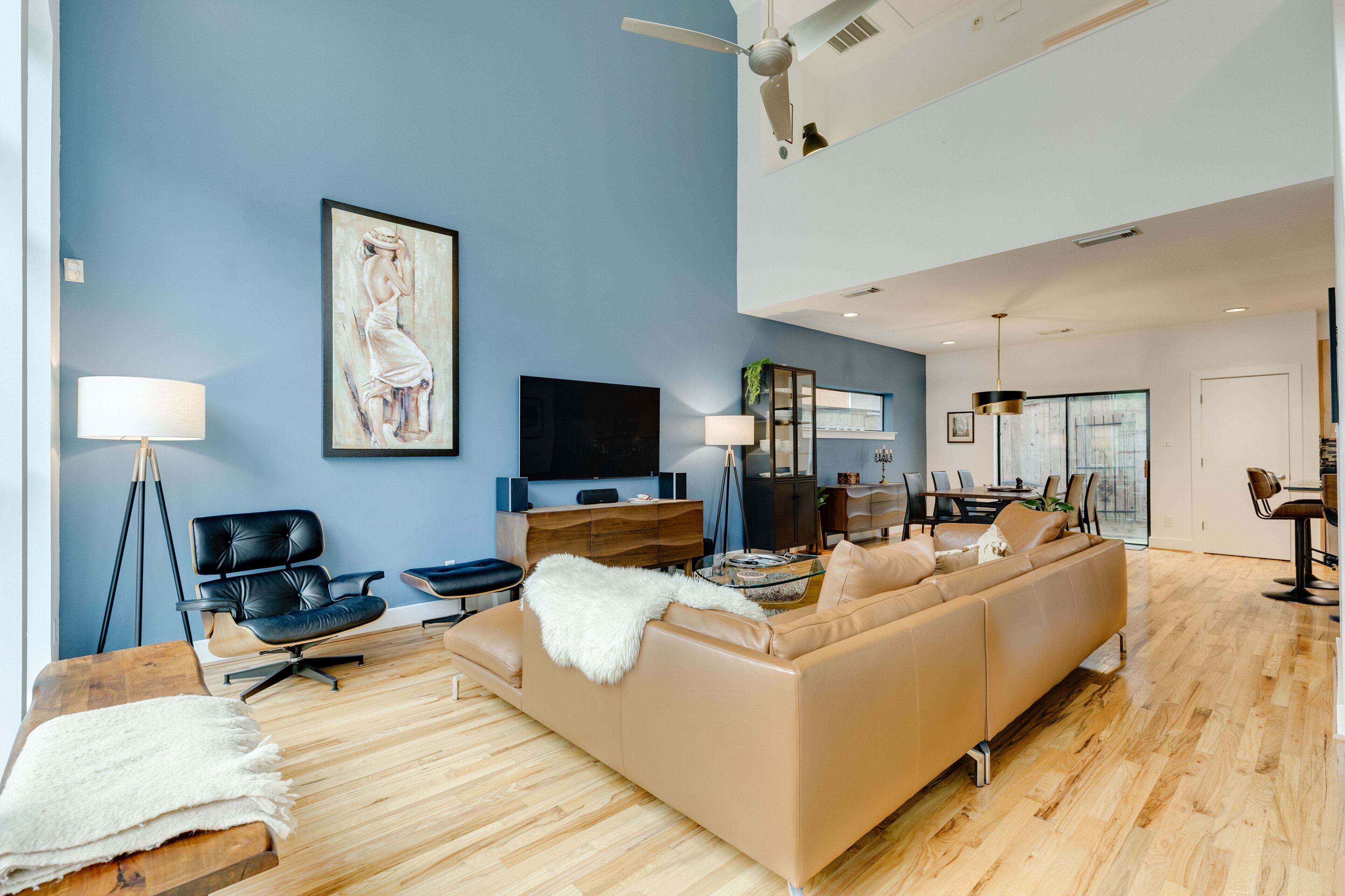 2-Story Dog-Friendly Townhouse w/Enclosed Yard, W/D, A/C & Close to Downtown