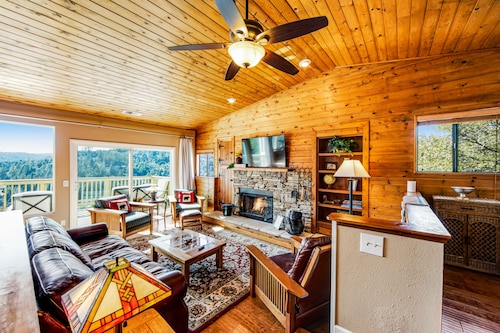 Ideal lakeview getaway with furnished deck, gas grill, & full kitchen