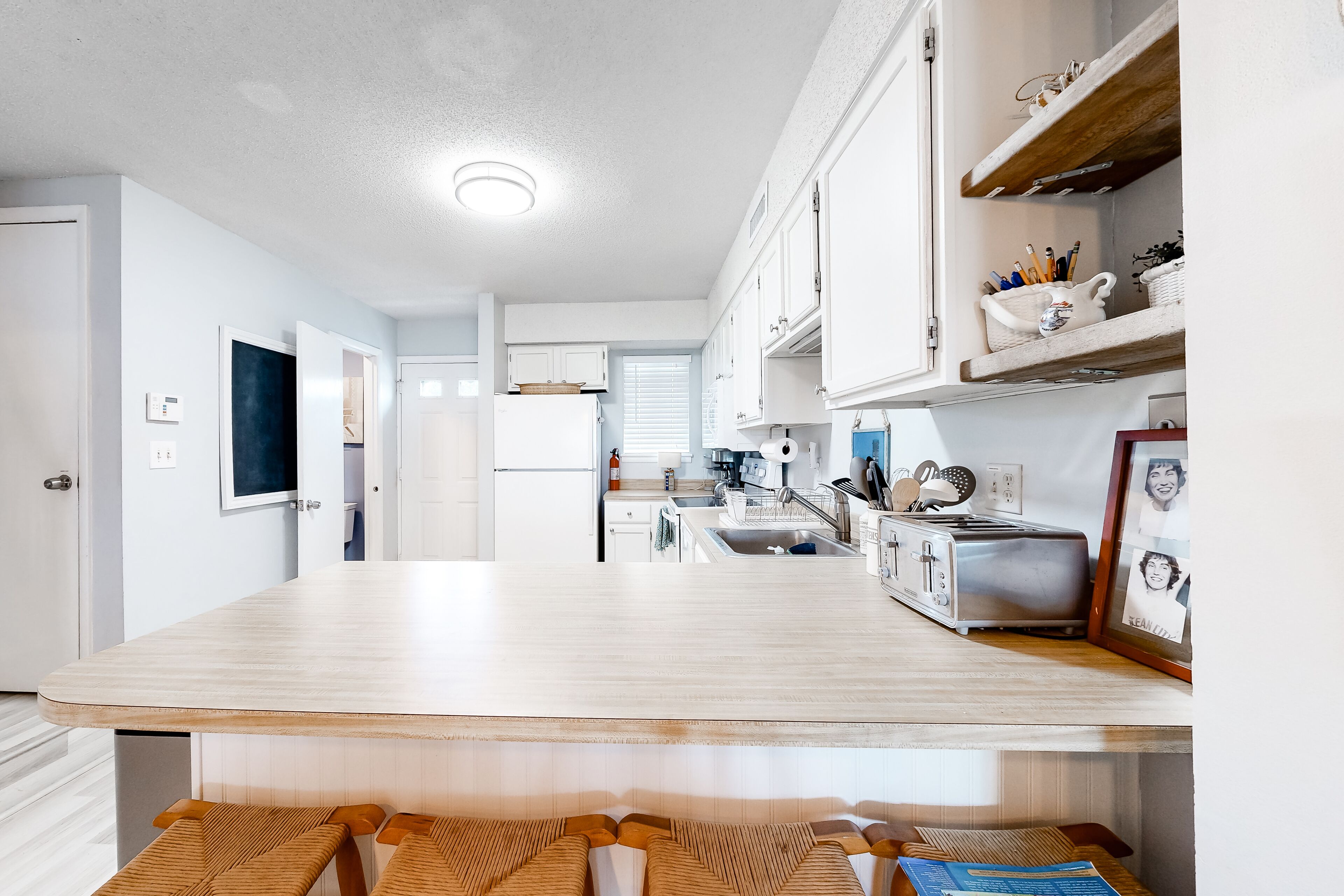 Waterfront townhome with dock access, deck, fast WiFi & washer/dryer