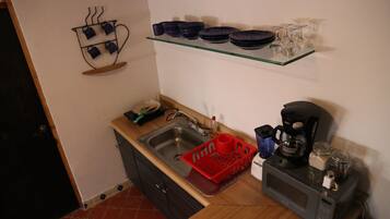 Kühlschrank, Mikrowelle, Herdplatte, Wasserkocher mit Kaffee-/Teezubehör